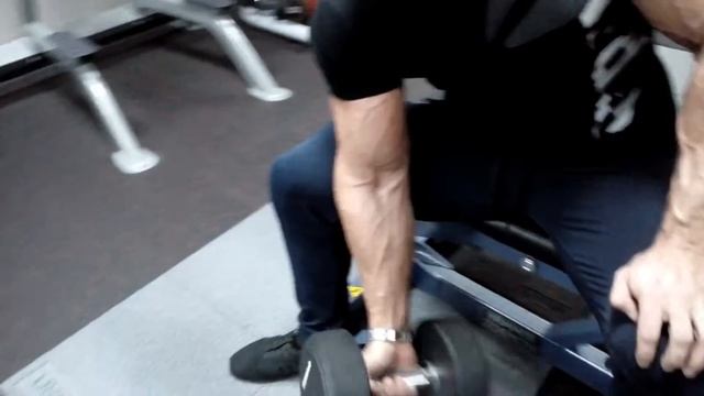Сгибания на бицепс сидя(изолированное упражнение).Max Zhuikov. Fitbody смотреть онлайн