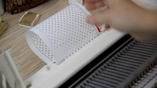 Вивинг (ткацкий узор) на вязальной машине Brother KH260 Weaving on a knitting machine смотреть онлайн