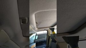 Химчистка потолка автомобиля специальным аппаратом.
