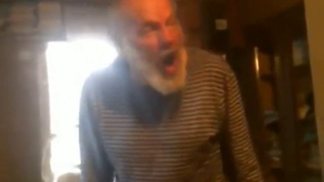 Дед из мема ты какую группу уважаешь кричит как колонка, берегите наушники и колонки?? смотреть онлайн