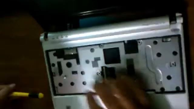 Opening Acer Aspire One