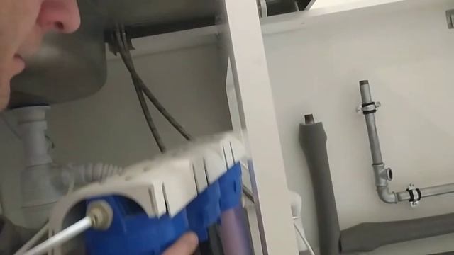 Установка фильтра для очистки воды гейзер под мойку в квартире - снято на видео смотреть онлайн