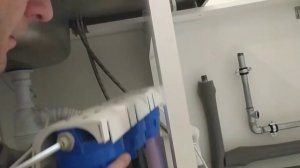 Установка фильтра для очистки воды гейзер под мойку в квартире - снято на видео