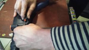 Снимаем переключатель режимов перфоратора