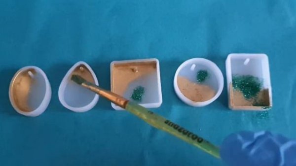 Jesmonite Jewellery: Testing Glitter and Mica in Moulds