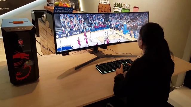 用三星CHG90顯示器(32：9超寬比例)玩2K17 смотреть онлайн