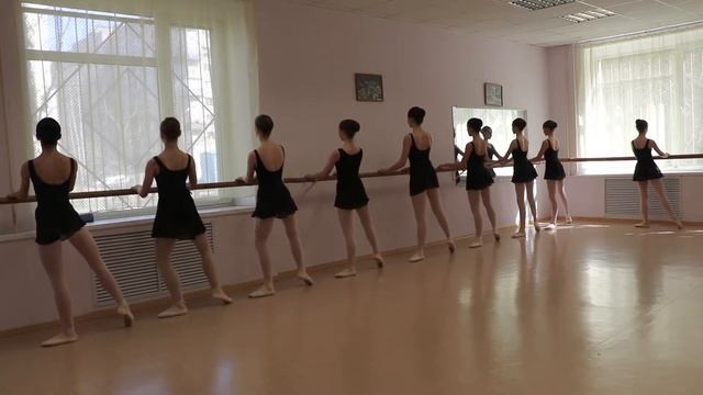 Урок классического танца. Разогрев. Педагог О.Алферова смотреть онлайн