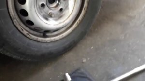 Подтянуть ручник и отрегулировать тормозные колодки на Мерседес Спринтер 906