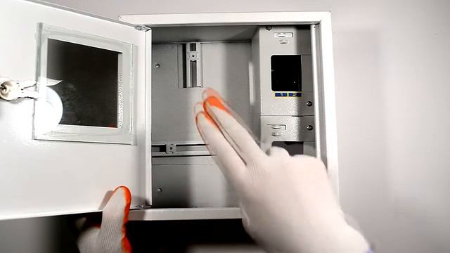 Шкаф E.mbox.stand.n.f1.04.z металлический, под 1-ф. счетчик, 4 мод., навесной, с замком