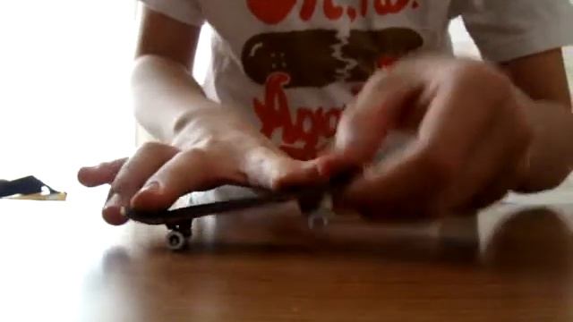 как сделать kickflip на фингере смотреть онлайн