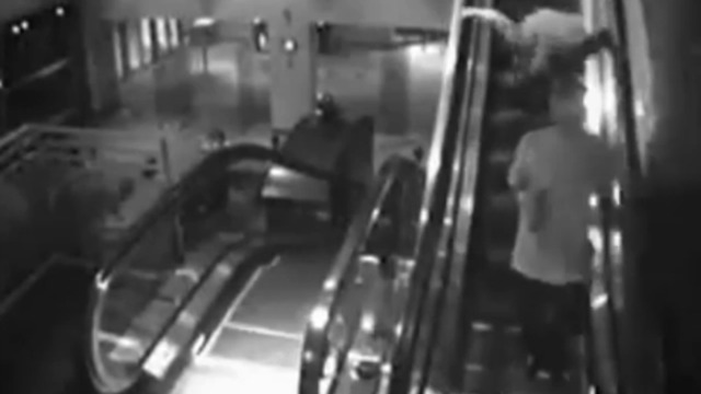 Парень потерял сознание на эскалаторе смотреть онлайн