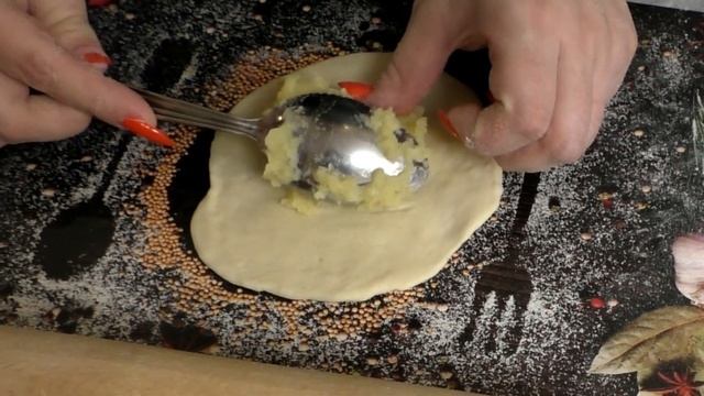 ВОКЗАЛЬНЫЕ ПИРОЖКИ КАК В СССР | бездрожжевые пирожки на кефире из нашего детства | Тесто КАК ПУХ смотреть онлайн