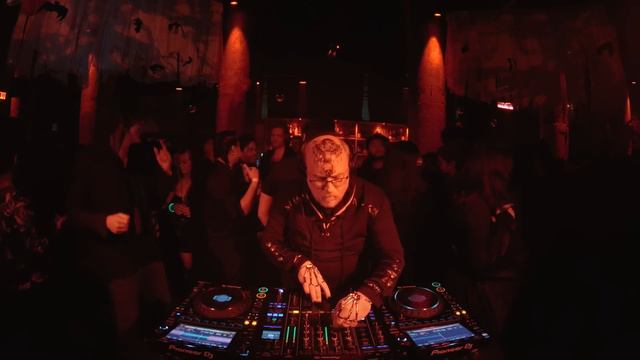 A Disco Descent into Darkness | Varist смотреть онлайн
