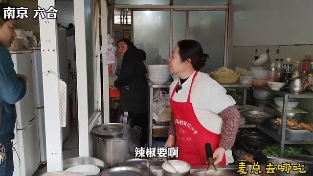 河南开封最霸气大排档，一锅骨头每天煮700斤，48块钱一份酱大骨，还送两凉菜 #麦总去哪吃 смотреть онлайн