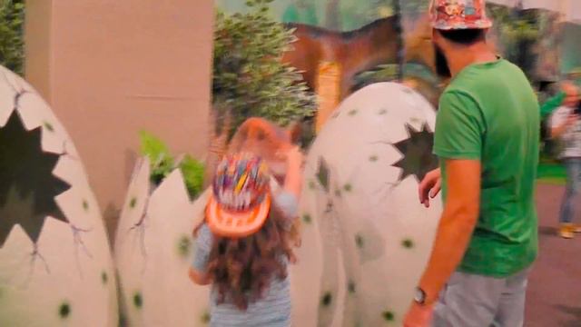 Давид и парк гигантских динозавров - Видео для детей -David pretend play Dino Park(David Happy Show смотреть онлайн