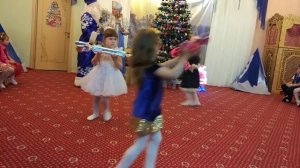 Новогодний утренник в детском саду Танец конфеток для дедушки Мороза