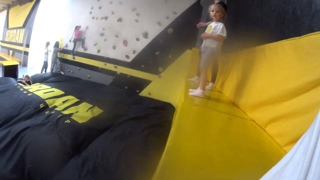 Прыжки на батутах смотреть онлайн