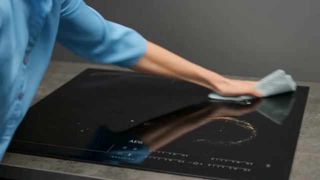 How to clean your AEG induction or radiant hob смотреть онлайн