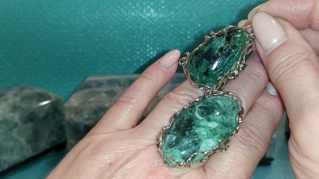 УКРАШЕНИЯ В МЕЛЬХИОРЕ, РУЧНАЯ РАБОТА, ФУКСИТ, АСТРОФИЛЛИТ, СОДАЛИТ, ФЛЮОРИТ, ХРИЗОПРАЗ, ХАЛЦЕДОН смотреть онлайн