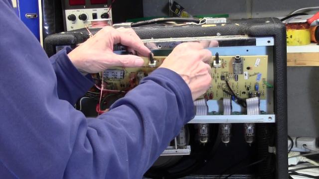 How to Change a Pot on the Fender Blues Junior смотреть онлайн