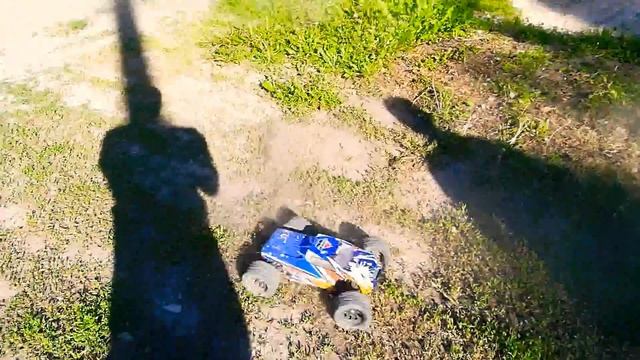 Катаемся на бешеном монстре HIMOTO KATANA BOWE 1/10 смотреть онлайн