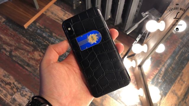 IPhone X в коже крокодила со светящимся логотипом