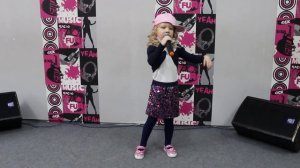 Ксения Шаплыко -  Миру мир! Завораживающее выступление 4 летней девочки. Слушаем и наслаждаемся!