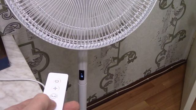 Вентилятор с пультом управления Electrolux EFF-1002i. смотреть онлайн