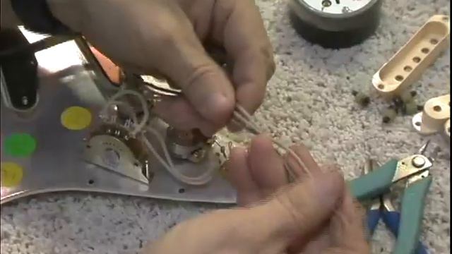 Seymour Duncan - Installing a Stratocaster Pickup смотреть онлайн