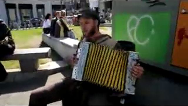 Хоть и бомж , а поёт как ;D.flv смотреть онлайн