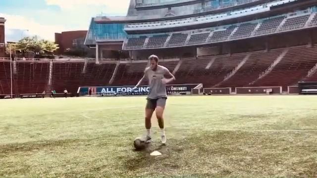 Football Ball Mastery Skills - Sole Flick Challenge смотреть онлайн