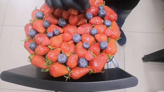 Мастер класс по сборке букета из ягод (клубника, голубика, малина) Школа фуд-флористики СпецБукет смотреть онлайн