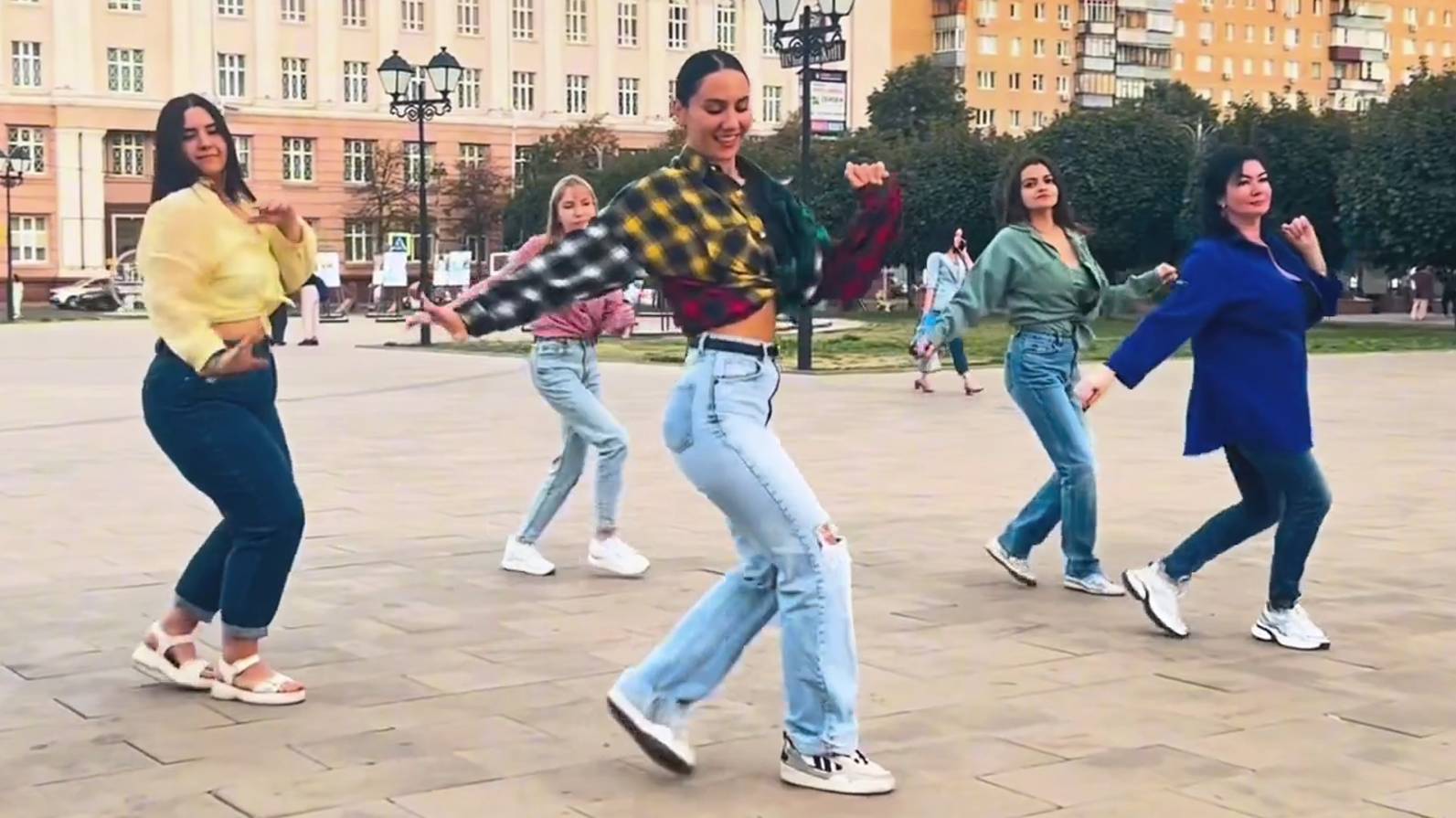 Танец Соло-Латина в Курске. Уроки латиноамериканских танцев для девушек с нуля в Dance Life смотреть онлайн