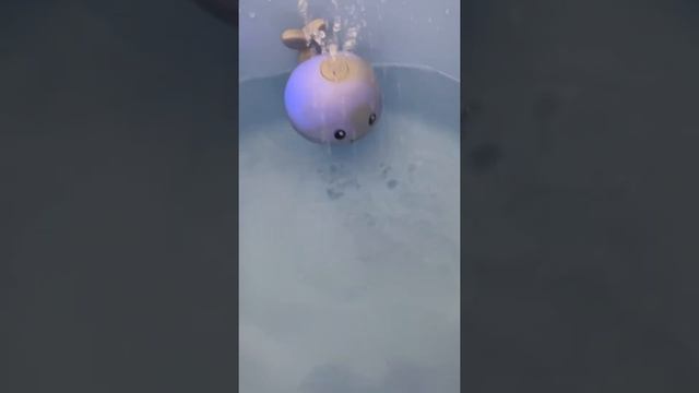 Игрушка Кит-Фонтан (ездит по суше и воде) смотреть онлайн