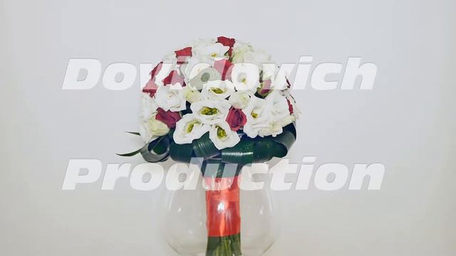 Wedding bouquet of rose bush, eustoma and greens. Bouquet in rotation смотреть онлайн