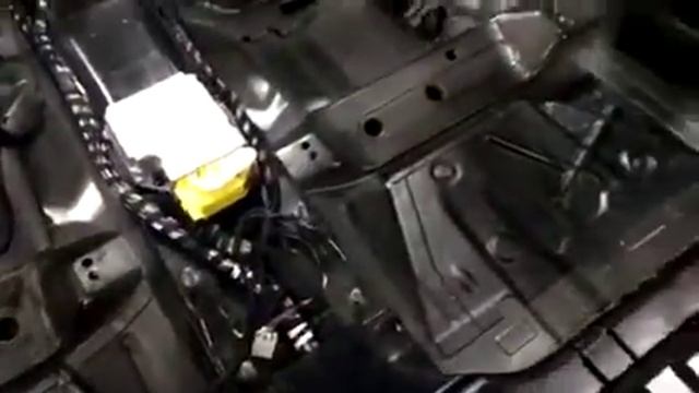 Осмотр салона Ауди А4 на наличие заводской шумоизоляции. На полу немного есть. В багажнике негусто смотреть онлайн