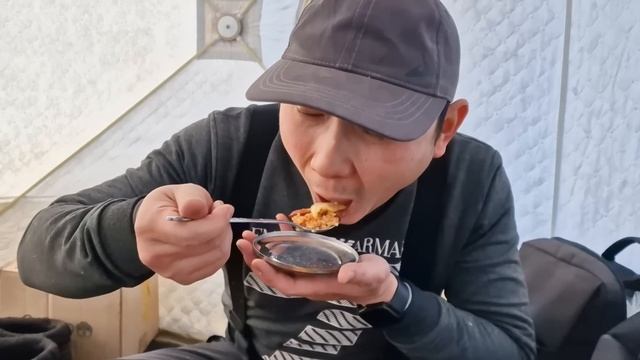 РЫБАЛКА С НОЧЕВКОЙ! БЕШЕНЫЙ КЛЕВ! смотреть онлайн