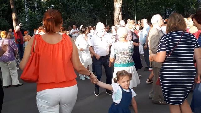 На теплоходе музыка играет!!!Народные танцы,сад Шевченко,Харьков!!! смотреть онлайн
