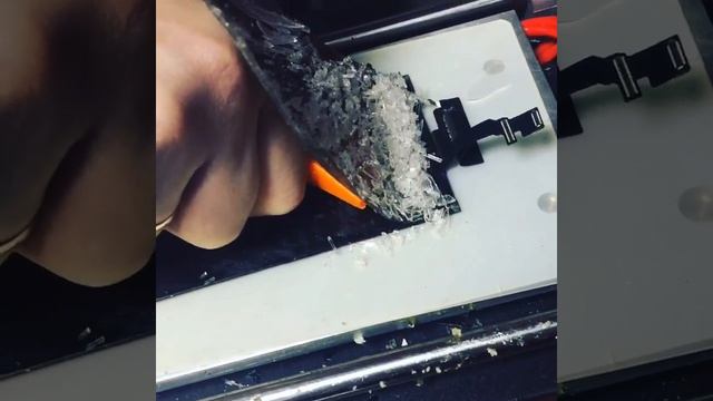 Срезаем поляризационный слой дисплея iPhone 6 смотреть онлайн