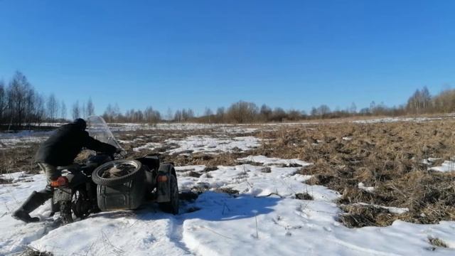 Кое-как вытянул забуксовавший в снегу Урал м-63 смотреть онлайн