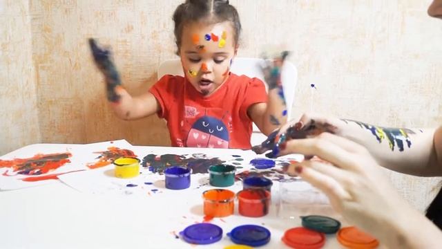 Рисуем Пальчиками Рисование для детей Пальчиковые краски.Funny kids in the paint.Детское творчество смотреть онлайн