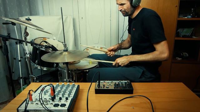 ROLLING BASS / FUNK JAM with KORG VOLCA DRUM and ACOUSTIC DRUMS смотреть онлайн