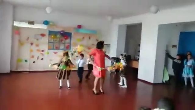 Легкий танец на осенний бал.1класс."Листик листапад" смотреть онлайн