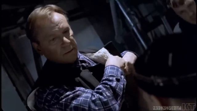 Он все так же на корточках(дед)