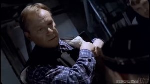 Он все так же на корточках(дед)