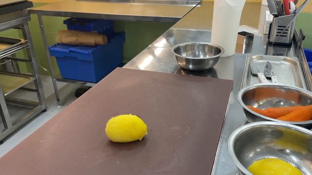 Особенности приготовления салата «Оливье» смотреть онлайн