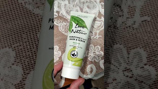 Очищающая маска-скраб 2-в-1 для лица с органическим чайным деревом и лаймом. смотреть онлайн