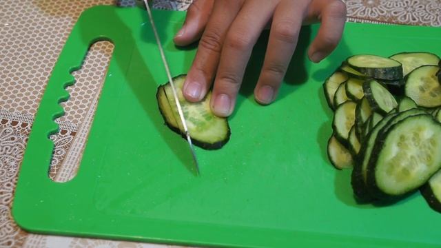 Как правильно нарезать огурцы соломкой смотреть онлайн