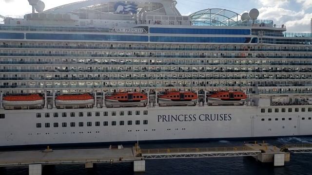Sky Princess ship horns a blasting. Very cool! смотреть онлайн