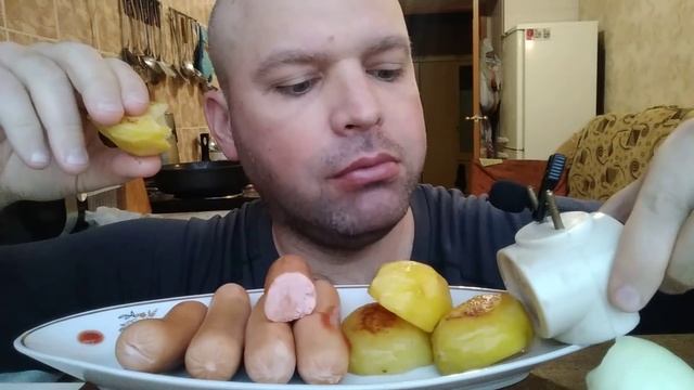 МУКБАНГ СОСИСКИ / ОБЖОР ЗАПЕЧЁННЫЙ КАРТОФЕЛЬ смотреть онлайн